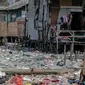 Suasana permukiman kumuh yang berdiri di atas tumpukan sampah di Kampung Bengek, Penjaringan, Jakarta Utara, Selasa (3/9/2019). Permukiman kumuh tersebut berdiri di atas rawa yang membeku karena timbunan sampah plastik, kasur bekas hingga limbah rumah tangga. (Liputan6.com/Faizal Fanani)