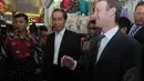 Di pasar tersebut, Jokowi pun langsung mengajak Mark Zuckerberg melihat kondisi Pasar Blok A Tanah Abang yang sesak dengan pengunjung, Jakarta, (13/10/14). (Liputan6.com/Herman Zakharia)  