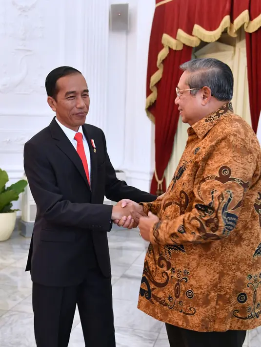 Presiden Joko Widodo bersalaman dengan Presiden RI ke-6 Susilo Bambang Yudhoyono di Istana Merdeka, Jakarta,  Jumat (27/10). Pertemuan antara Jokowi dan Ketum Partai Demokrat itu berlangsung pada pukul 14.09 WIB. (Laily Rachev / Biro Pers Setpres)