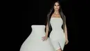 Ini adalah photoshoot untuk produk body suit yang dimiliki oleh Kim Kardashian sendiri. Off-shoulder body suit full lace berwarna putih ini bisa jadi innerwear yang menarik untuk dipadu padan bersama outfit lainnya. Foto: Instagram.