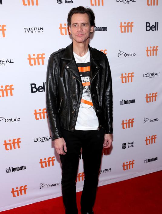 Aktor Jim Carrey berpose saat menghadiri pemutaran perdana "Jim & Andy: The Great Beyond" selama Festival Film Internasional Toronto 2017 di Winter Garden Theatre di Toronto, Kanada (11/9). (Phillip Faraone/Getty Images/AFP)