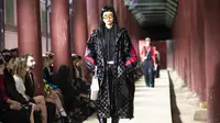 Para model menampilkan kreasi merek Italia Gucci selama Gucci 2024 Cruise Collection Fashion Show di Istana Gyeongbok-gung di Seoul pada 16 Mei 2023. (HEON-KYUN JEON / POOL / AFP)