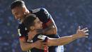 Pemain Bayern Munchen Corentin Tolisso dan James Rodriguez merayakan gol ke gawang FC Augsburg pada laga Bundesliga di WWK Arena, Augsburg, Sabtu (7/4/2018). Bayern Munchen menang 4-1 atas FC Augsburg. (AP/Sven Hoppe)