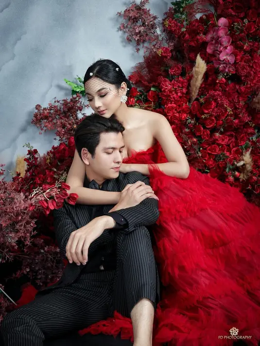 Unggahan ini sontak menuai pujian dan ucapan doa kelancaran pernikahan keduanya.