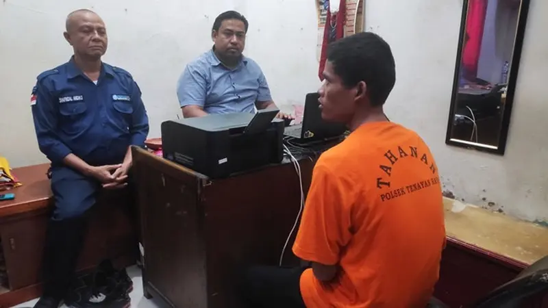 Tersangka percobaan perampokan saat diperiksa penyidik di Polsek Tenayan Raya, Pekanbaru.