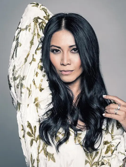Ibu satu anak ini juga sering menjadi model majalah. Masih menerapkan makeup tebal di area mata, Anggun tampak lihai berpose di depan kamera. (Liputan6.com/IG/@anggun_cipta)