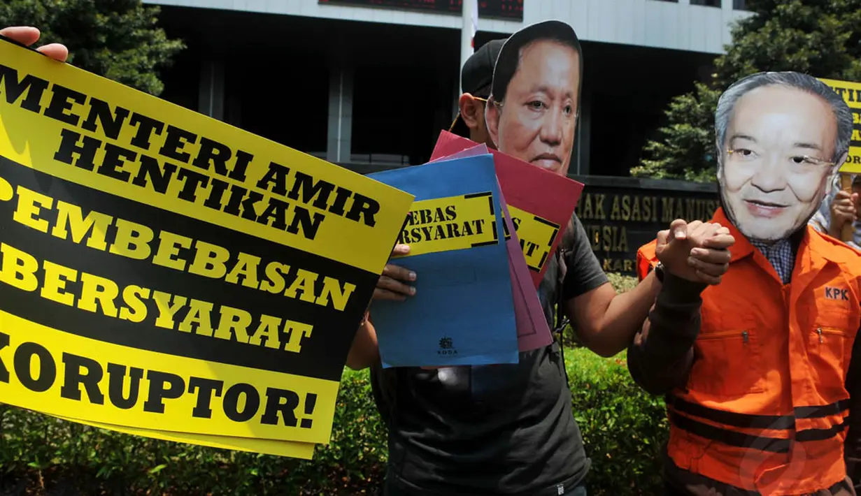 Dalam orasinya dan poster-poster yang dibawa, mereka menegaskan bahwa masyarakat menolak pemberian remisi dan pembebasan bersyarat pada koruptor, (22/9/14). (Liputan6.com/Johan Tallo)