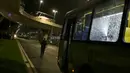 Kondisi bus para jurnalis di Olimpiade Rio 2016 yang ditembak orang tak dikenal ketika dalam perjalanan menuju pusat media centre di Barra da Tijuca, Selasa (9/8). Serangan itu mengakibatkan dua kaca jendela bus pecah. (REUTERS/Shannon Stapleton)