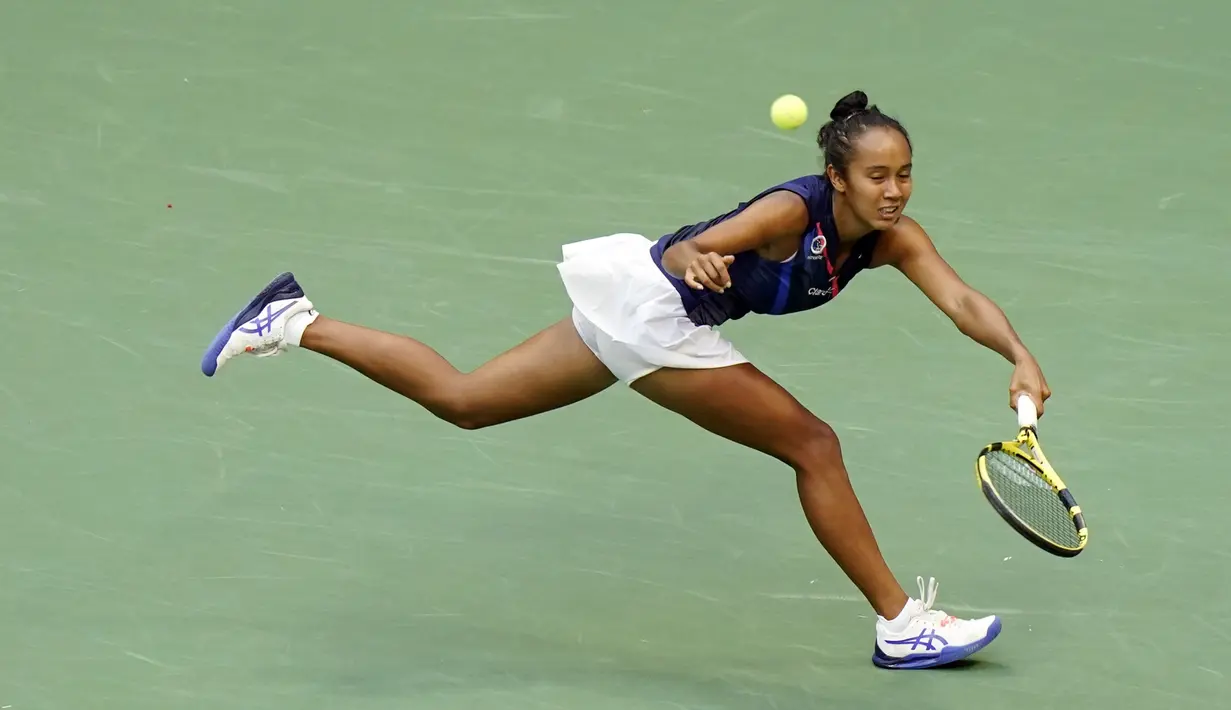 Emma Raducanu sukses membungkam petenis Kanada, Leylah Fernandez, pada laga final di USTA Billie Jean King National Tennis Center, Minggu (12/9/2021). (Foto:AP/Frank Franklin II)