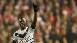 Penyerang Bordeaux, Henri Saivet melakukan selebrasi usai mencetak gol kegawang Liverpool pada laga  Liga Europa Grup B di Stadion Anfield, Inggris (27/11). Liverpool menang atas Bordeaux dengan skor 2-1. (Reuters/Carl Recine)