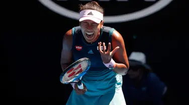 Petenis Jepang, Naomi Osaka bereaksi seusai meraih poin dari petenis Ukraina, Elina Svitolina pada perempat final Australia Terbuka 2019 di Melbourne, Rabu (23/1). Naomi Osaka sukses mengalahkan Elina Svitolina dengan skor 6-4, 6-1. (DAVID GRAY / AFP)