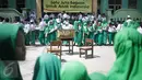 Kotak dari kardus berisi surat yang ditulis oleh murid MI Yayasan Nurul Bahri untuk Presiden Jokowi, di perkampungan nelayan Muara Angke, Jakarta, Senin (27/2). Kegiatan itu sebagai ajakan agar anak Indonesia gemar menulis. (Liputan6.com/Faizal Fanani)