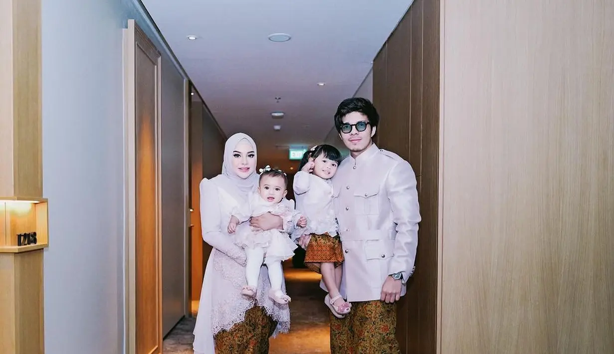 Aurel Hermansyah hadir mengenakan kebaya kurung  dengan detail bahu puffy dan potongan asimetris di bagian bawah. Kebaya rancangan @wirantikurniabride, dipadukan dengan hijab dan kain batik warna coklat. [@wirantikurniabride]