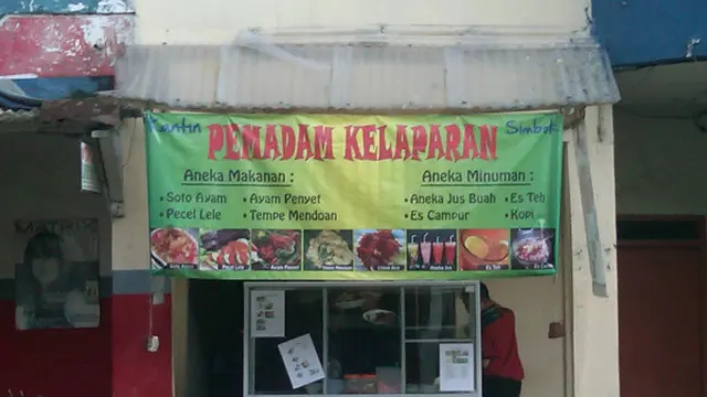 6 Spanduk Jualan Mendoan Ini Nyeleneh Banget, Curi Perhatian