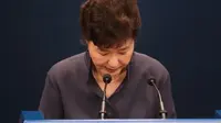 Presiden Korsel, Park Geun-hye membungkuk sebagai wujud permintaan maafnya kepada rakyat (Reuters)