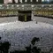 Umat Muslim berdoa selama bulan puasa Ramadhan di sekitar Ka'bah, tempat suci umat Islam, di kompleks Masjidil Haram di kota Saudi Mekah (9/4/2022). Pengumuman tersebut diterbitkan melalui surat Menteri Haji dan Umrah Arab Saudi. (AFP/Abdel Ghani Bashir)
