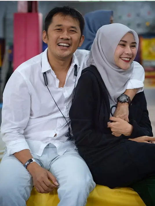 "Kalau aku hamil udah usia di atas 3 bulan akan aku kabarin juga, soalnya pengen juga kan di doain sama orang banyak, jadi ya doakan saja lah," lanjutnya. (Instagram/zaskiadyamecca)