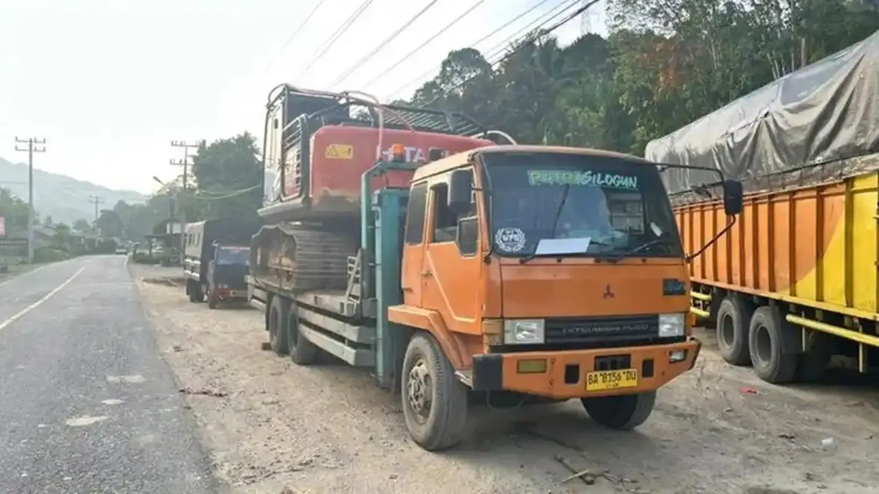 Polda Sumut amankan 2 alat berat ekskavator yang diduga akan digunakan untuk menambang emas ilegal di wilayah Kabupaten Mandailing Natal.