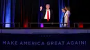 Presiden ke-45 AS, Donald Trump didampingi sang istri, Melania menyapa para pendukungnya di Manhattan, New York Rabu (9/11). Trump berhasil mendapat suara electoral votest lebih dari 270, sebagai syarat kemenangan Pilpres AS. (REUTERS/Brendan McDermid)