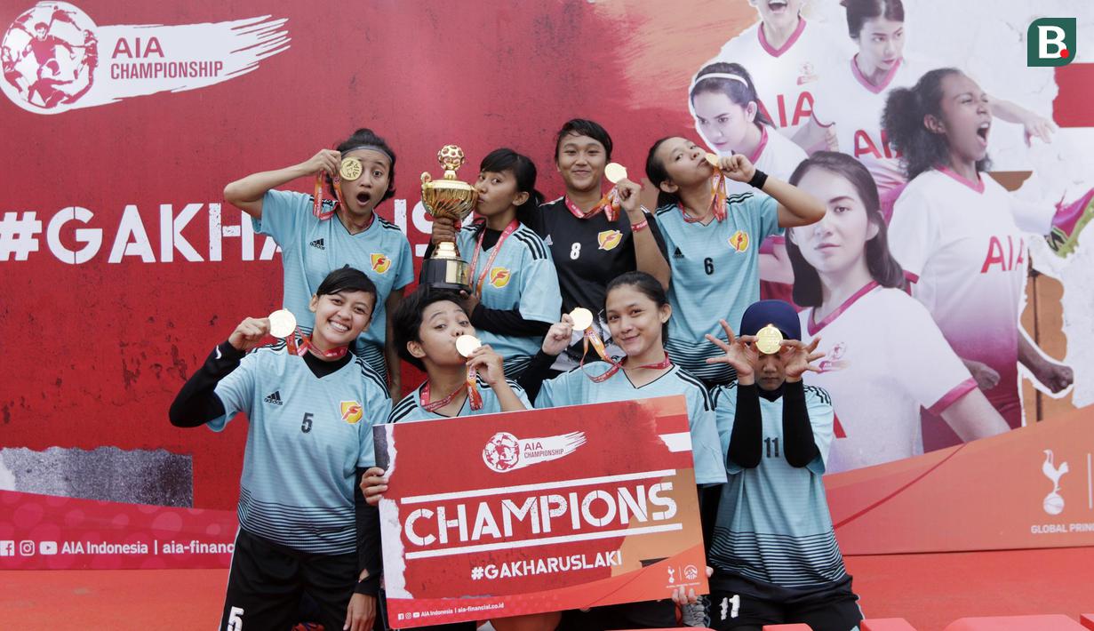 Pemain Footbalicious melakukan selebrasi usai menjuarai Kompetisi Nasional AIA Championship for Women 2018 di Lapangan TNI AU, Jakarta, Sabtu (01/12). Dari turnamen ini akan dipilih 16 orang untuk bertanding di Bangkok. (Bola.com/M Iqbal Ichsan)