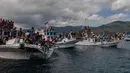 Beberapa kapal dikerahkan untuk menyelamatkan penumpang kapal yang tenggelam di Perairan Larantuka, Flores, Nusa Tenggara Timur (AFP Photo/STR)