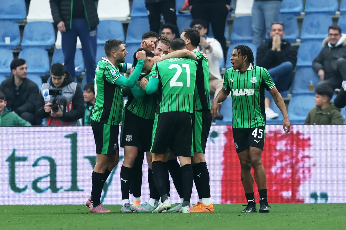 Skuad Sassuolo merayakan gol Kristian Thorstvedt ke gawang Atalanta di pekan ke-27 Liga Italia 2025/2026 di Mapei Stadium, Minggu (01/03/2026).