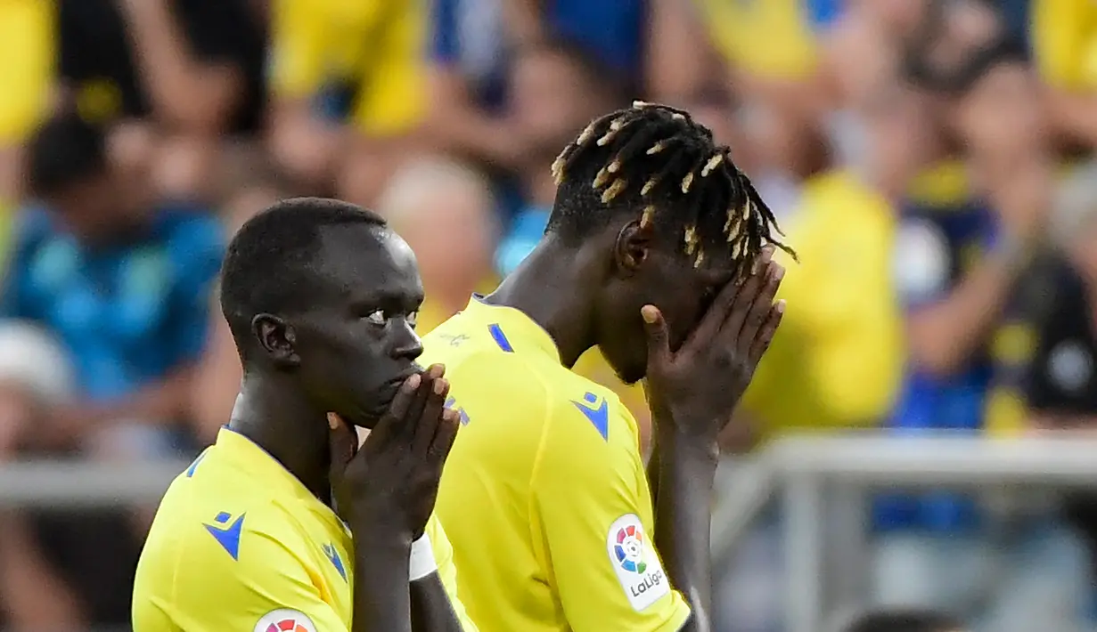 Orang-orang di stadion, termasuk kedua tim terlihat tertunduk dan berdoa agar situasi segera membaik. (AFP/Cristina Quicler)