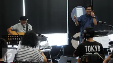 Musisi legendaris, Iwan Fals menjalani sesi latihan bersama Erwin Gutawa Orchestra, Jakarta, Minggu (21/8). Iwan Fals menuturkan akan menampilkan sajian yang spektakuler di HUT SCTV ke-26 dengan iringan musik orkestra. (Liputan6.com/Helmi Afandi)