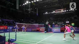 Ganda putri Indonesia Apriyani Rahayu/Siti  Fadia Silvi Ramadhanti saat bertanding melawan Mayu Matsumoto/Wakana  Nagahara dari Jepang dalam Indonesia Open 2022 di Istora Senayan, Jakarta, Rabu (15/6/2022). Apriyani Rahayu/Siti  Fadia Silvi Ramadhanti  menang dengan skor 21-7, 17-21, 21-17. (Liputan6.com/Faizal Fanani)