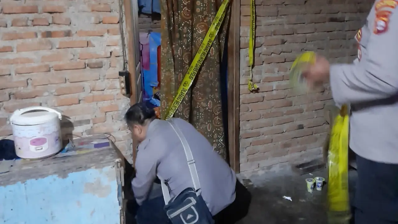 Garis Polisi dipasang dilokasi Ayah Bunuh Anak Kandung di Banten. (Selasa, 18/06/2024). (Yandhi Deslatama/Liputan6.com).