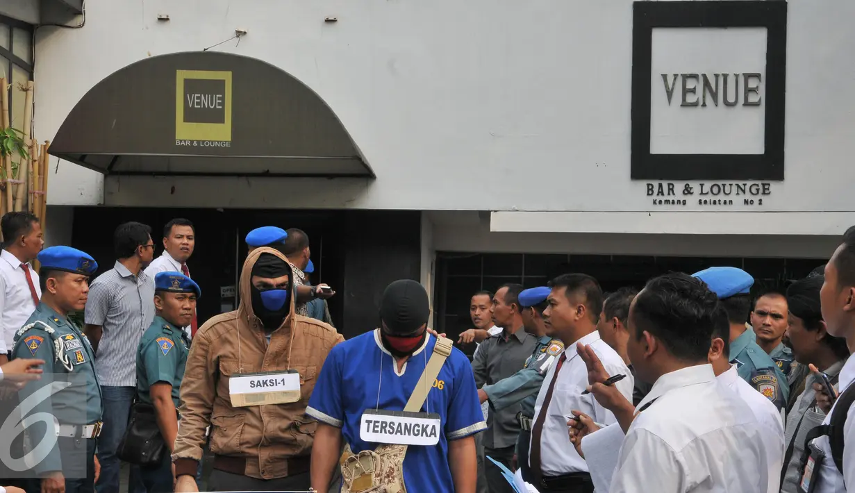 Tersangka JL mengikuti proses rekonstruksi pembunuhan aktivis Jopi Peranginangin, Kemang, Jakarta, Kamis (11/06/2015). Proses rekonstruksi tersebut terdiri dari 31 reka adegan yang diperankan oleh tersangka dan saksi-saksi. (Liputan6.com/Andrian M Tunay)
