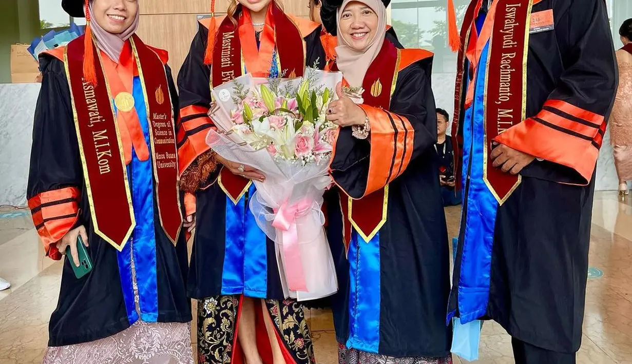 Rambutnya disanggul modern, sementara wajahnya dipoles makeup flawless dengan lipstik nuansa peach yang segar. [Foto: IG/evabelisima_].