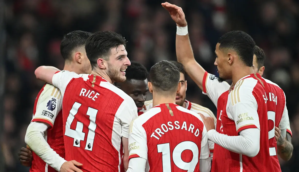Pemain Arsenal merayakan gol yang dicetak oleh Bukayo Saka pada laga lanjutan Liga Inggris 2023/2024 melawan Newcastle United di Emirates Stadium, London, Inggris, Minggu (25/02/2024) dini hari WIB. (AFP/Justin Tallis)
