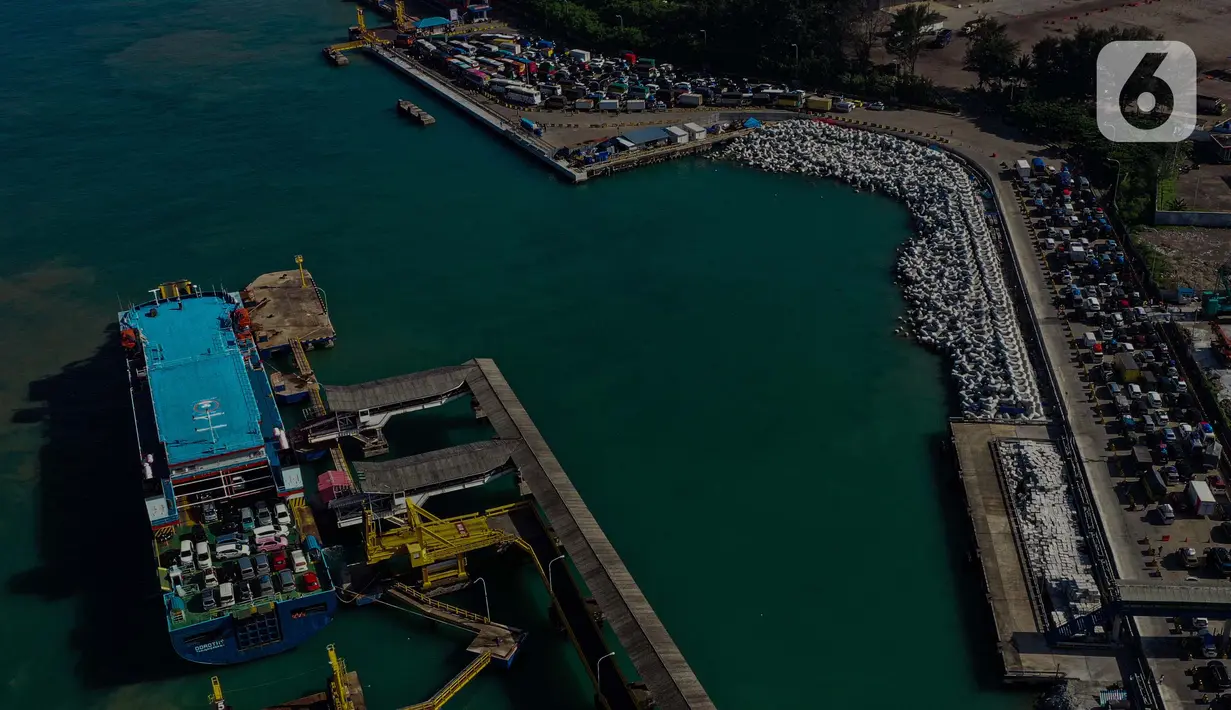 Tiket penyeberangan Pelabuhan Merak-Bakauheni habis terjual hingga Senin (8/4/2024). (Liputan6.com/Angga Yuniar)