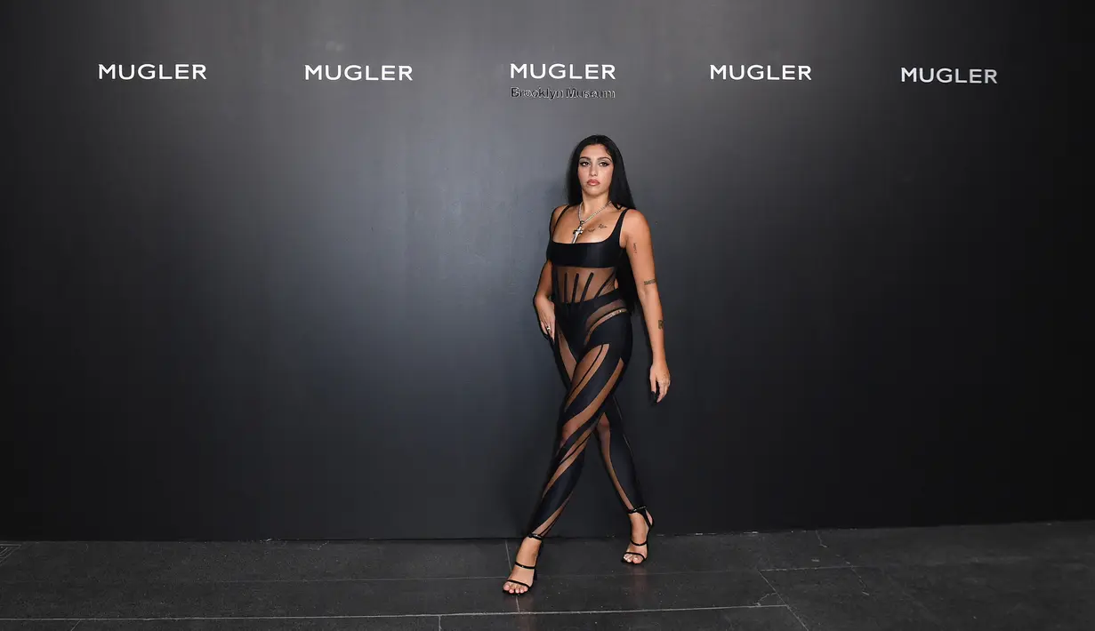 Aktris Amerika Serikat Lourdes Leon tiba pada pembukaan pameran Thierry Mugler: Couturissime di Brooklyn Museum, Brooklyn, New York City, Amerika Serikat, 15 November 2022. Putri Madonna itu memancarkan kepercayaan diri saat dia melangkah di depan kamera paparazzi di tempat bertabur bintang. (ANGELA WEISS/AFP)