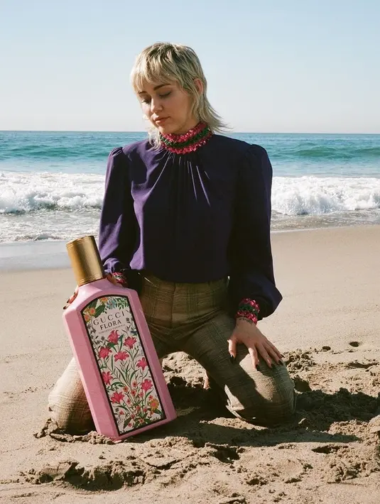 Gucci merilis koleksi turtleneck satin dengan aksen pada bagian lengan dan leher. Tentunya, potongan ini bisa menjadi andalanmu pada acara formal.