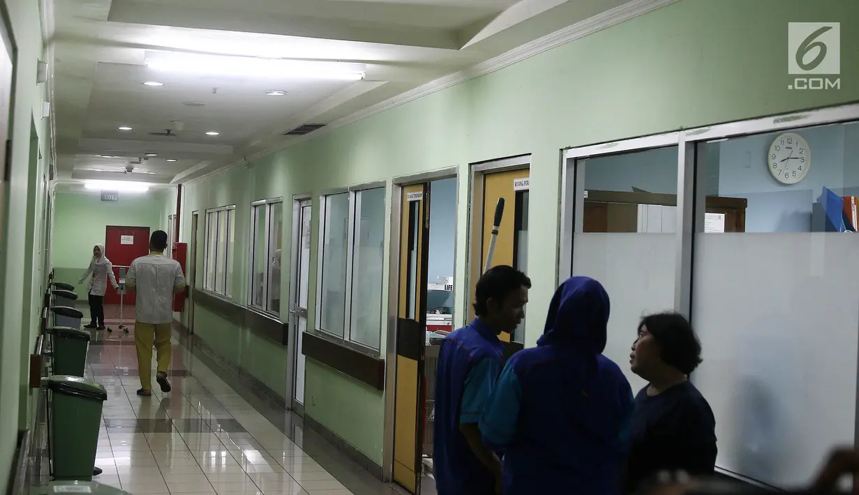 Keluarga karyawan RSUD Tarakan menunggu korban luka tsunami Selat Sunda di RSUD Tarakan, Jakarta, Selasa (24/12). Biaya korban yang berada di RSUD Tarakan akan ditanggung Pemprov DKI Jakarta. (Liputan6.com/Herman Zakharia)