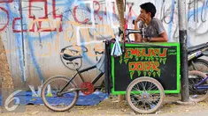 Menjelang hari raya Idul Fitri, penjahit 'vermak levis' keliling mulai kebanjiran rezeki, Jakarta, Senin (6/7/2015).  Para penjahit keliling mulai banyak menerima orderan warga untuk sekedar memotong atau mengecilkan pakaian. (Liputan6.com/Yoppy Renato)
