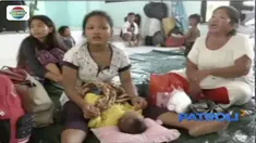 Ibu satu dari ratusan korban banjir bandang ini kondisinya lemas diduga karena tak kuat menahan teriknya matahari dan padatnya warga.