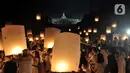 <p>Peserta menerbangkan lampion sebagai tanda puncak perayaan Tri Suci Waisak 2566 BE/2022 di Candi Borobudur, Magelang, Jawa Tegah, Senin (16/05/2022) malam. Setelah sempat ditiadakan selama pandemi, pelepasan ribuan lampion di Pelataran Candi Borobudur pada Waisak tahun ini kembali diselenggarakan. (merdeka.com/Iqbal S.Nugroho)</p>