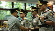 Kapolri Jenderal Tito Karnavian menyerahkan tongkat komando kepada Irjen Idham Aziz dalam acara sertijab di Rupatama Mabes Polri, Rabu (26/7). Idham Aziz resmi menjabat Kapolda Metro Jaya menggantikan Irjen Mochamad Iriawan (Liputan6.com/Faizal Fanani)