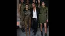 Istri Kanye West itu berpose bersama creative director Balmain, Olivier Rousteing (tengah) di Paris Fashion Week 2014, Rabu (9/7/14). (AFP PHOTO/Thomas Samson)