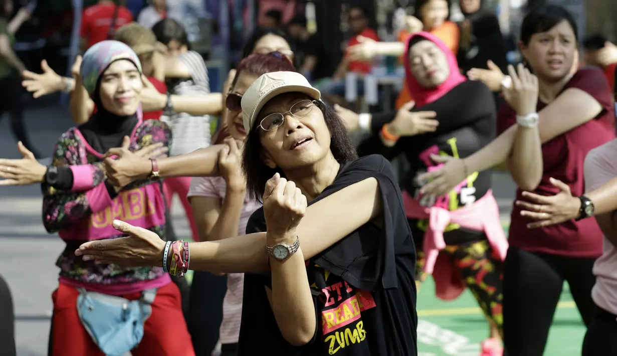 Sejumlah warga mengikuti senam Zumba di Kawasan Semanggi, Jakarta, Minggu (6/10/2019). Selain bisa membakar kalori dan bermanfaat untuk kesehatan jantung, olahraga ini juga bisa mencegah stress dan memperbaiki mood. (Bola.com/M Iqbal Ichsan)