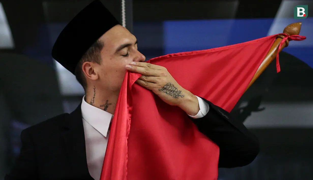 <p>Pemain Naturalisasi Timnas Indonesia, Shayne Pattynama berpose di depan fotografer setelah Pengambilan Sumpah Janji Setia Pewarganegaraan Republik Indonesia yang berlangsung di Kantor Wilayah Kementetian Hukum dan HAM DKI Jakarta, Selasa (24/01/2023). (Bola.com/Bagaskara Lazuardi)</p>