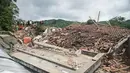 Tim pencari dan penyelamat gabungan, termasuk 155 personel Polda Jateng serta anjing pelacak, dikerahkan untuk mempercepat proses pencarian korban hilang. Tampak dalam foto, sebuah rumah yang hancur terlihat saat tim penyelamat mencari korban selamat setelah longsor menimbun beberapa rumah di Desa Cibeunying, Kabupaten Cilacap, Jawa Tengah, pada Jumat 14 November 2025. (Bakhtiar RAHMAN/AFP)