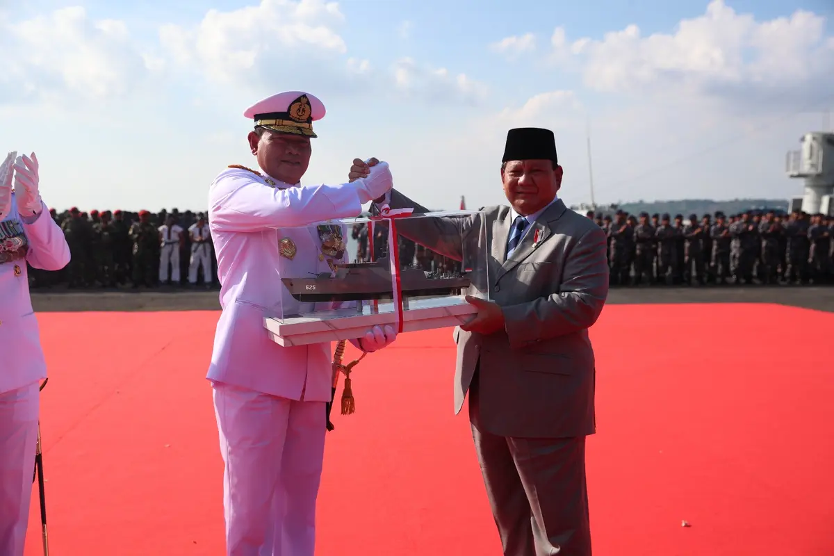 Menteri Pertahanan Prabowo Subianto menyerahkan dua unit Kapal Perang Republik Indonesia (KRI), yaitu KRI Pulau Fani-731 dan KRI Pulau Fanildo-732 kepada Panglima TNI Laksamana Yudo Margono dan KSAL Laksamana TNI Muhammad Ali.