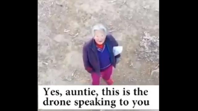 Sebuah video memperlihatkan warga diperingatkan untuk menggunakan masker lewat sebuah drone (Tangkapan Layar Twitter Global Times)