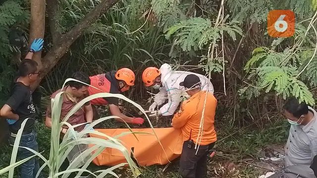 Inafis Polres Sukabumi Kota lakukan identifikasi penemuan tengkorak dan kerangka tulang manusia di Kecamatan Baros Kota Sukabumi (Liputan6.com/Fira Syahrin).
