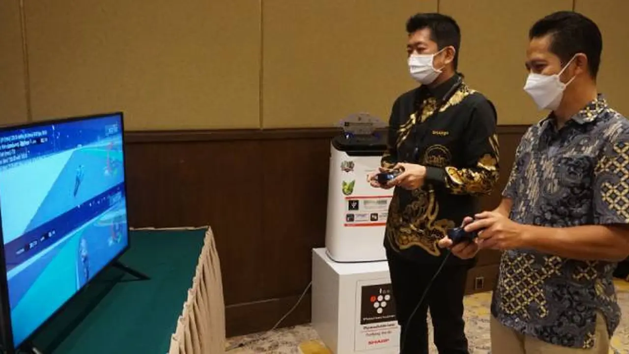 Presiden Direktur Sharp Shinji Teraoka Mencoba Gameqoo bersama Executive Vice President Divisi Business Service Telkom Syaifudin. Dok: Sharp Electronics Indonesia