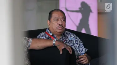 Mantan Ketua Banggar DPR Melchias Marcus Mekeng menunggu panggilan saat akan menjalani pemeriksaan oleh penyidik di Gedung KPK, Jakarta, Senin (24/6/2019). Mekeng diperiksa sebagai saksi untuk tersangka Markus Nari dalam kasus dugaan korupsi proyek e-KTP. (merdeka.com/Dwi Narwoko)